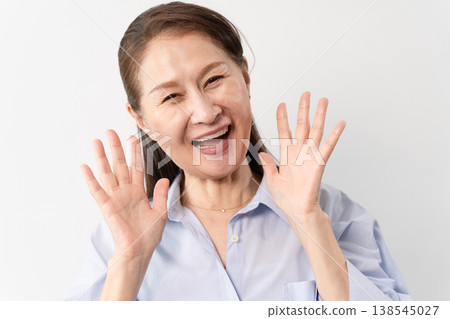 一位身著休閒服的老婦人站著——一張生活方式照片。 一位身著休閒服的老婦人站著——一張生活方式照片。 138545027