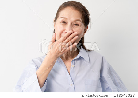 一位身著休閒服的老婦人站著——一張生活方式照片。 一位身著休閒服的老婦人站著——一張生活方式照片。 138545028