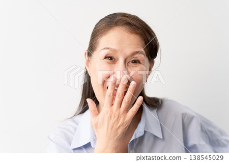 一位身著休閒服的老婦人站著——一張生活方式照片。 一位身著休閒服的老婦人站著——一張生活方式照片。 138545029