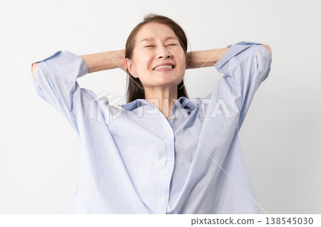 一位身著休閒服的老婦人站著——一張生活方式照片。 一位身著休閒服的老婦人站著——一張生活方式照片。 138545030