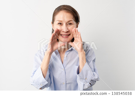 一位身著休閒服的老婦人站著——一張生活方式照片。 一位身著休閒服的老婦人站著——一張生活方式照片。 138545038