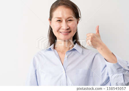 一位身著休閒服的老婦人站著——一張生活方式照片。 138545057