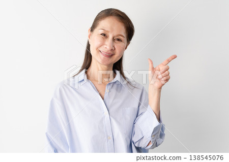 一位身著休閒服的老婦人站著——一張生活方式照片。 一位身著休閒服的老婦人站著——一張生活方式照片。 138545076