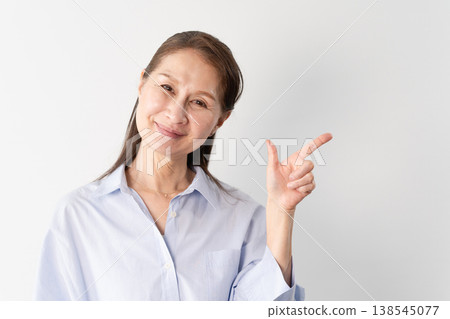 一位身著休閒服的老婦人站著——一張生活方式照片。 一位身著休閒服的老婦人站著——一張生活方式照片。 138545077