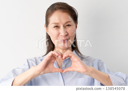 一位身著休閒服的老婦人站著——一張生活方式照片。 一位身著休閒服的老婦人站著——一張生活方式照片。 138545078