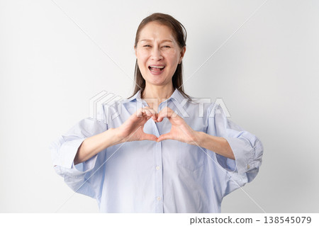一位身著休閒服的老婦人站著——一張生活方式照片。 一位身著休閒服的老婦人站著——一張生活方式照片。 138545079