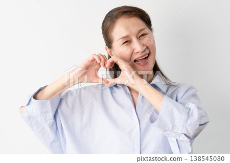 一位身著休閒服的老婦人站著——一張生活方式照片。 一位身著休閒服的老婦人站著——一張生活方式照片。 138545080