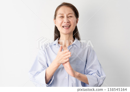 一位身著休閒服的老婦人站著——一張生活方式照片。 一位身著休閒服的老婦人站著——一張生活方式照片。 138545164