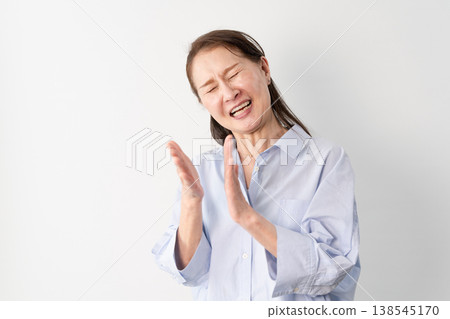 一位身著休閒服的老婦人站著——一張生活方式照片。 138545170