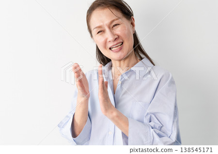 一位身著休閒服的老婦人站著——一張生活方式照片。 138545171