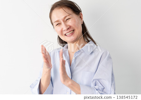 一位身著休閒服的老婦人站著——一張生活方式照片。 138545172