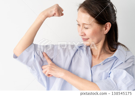 一位身著休閒服的老婦人站著——一張生活方式照片。 一位身著休閒服的老婦人站著——一張生活方式照片。 138545175