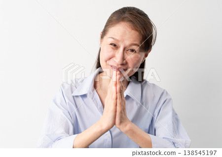 一位身著休閒服的老婦人站著——一張生活方式照片。 138545197