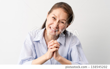 一位身著休閒服的老婦人站著——一張生活方式照片。 138545202