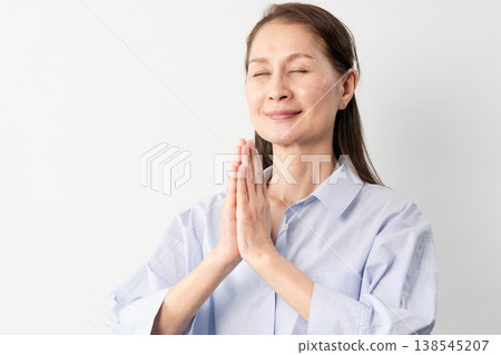 一位身著休閒服的老婦人站著——一張生活方式照片。 138545207