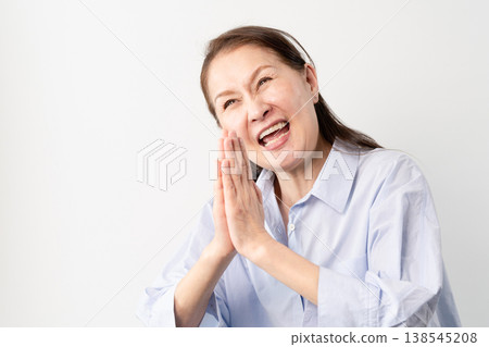 一位身著休閒服的老婦人站著——一張生活方式照片。 138545208