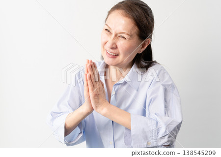 一位身著休閒服的老婦人站著——一張生活方式照片。 一位身著休閒服的老婦人站著——一張生活方式照片。 138545209