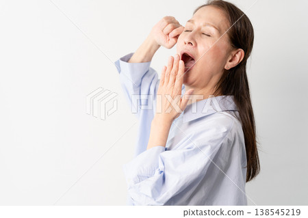 一位身著休閒服的老婦人站著——一張生活方式照片。 138545219