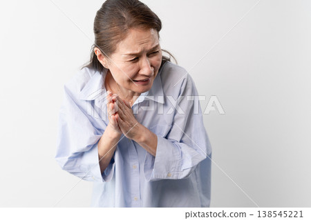 一位身著休閒服的老婦人站著——一張生活方式照片。 一位身著休閒服的老婦人站著——一張生活方式照片。 138545221