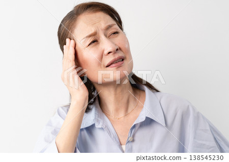 一位身著休閒服的老婦人站著——一張生活方式照片。 一位身著休閒服的老婦人站著——一張生活方式照片。 138545230