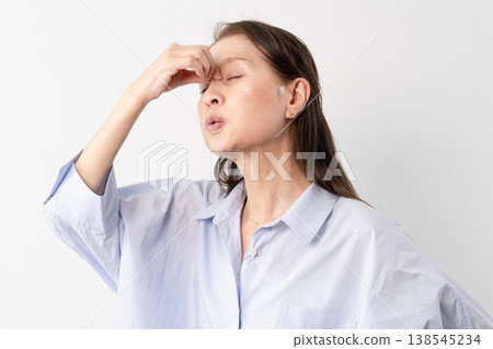 一位身著休閒服的老婦人站著——一張生活方式照片。 138545234