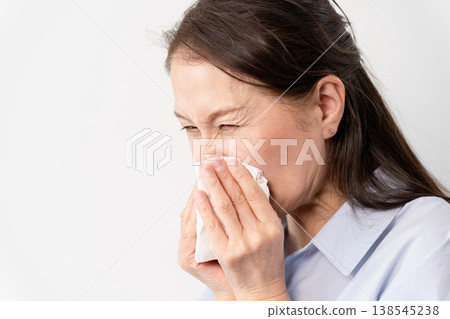 一位身著休閒服的老婦人站著——一張生活方式照片。 一位身著休閒服的老婦人站著——一張生活方式照片。 138545238