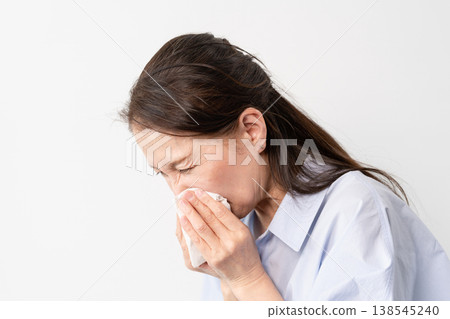 一位身著休閒服的老婦人站著——一張生活方式照片。 一位身著休閒服的老婦人站著——一張生活方式照片。 138545240