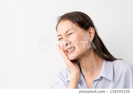 一位身著休閒服的老婦人站著——一張生活方式照片。 138545250