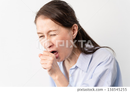 一位身著休閒服的老婦人站著——一張生活方式照片。 一位身著休閒服的老婦人站著——一張生活方式照片。 138545255