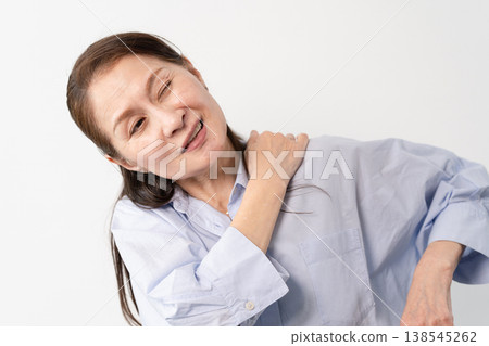 一位身著休閒服的老婦人站著——一張生活方式照片。 一位身著休閒服的老婦人站著——一張生活方式照片。 138545262