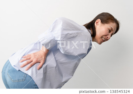 一位身著休閒服的老婦人站著——一張生活方式照片。 一位身著休閒服的老婦人站著——一張生活方式照片。 138545324