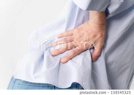 一位身著休閒服的老婦人站著——一張生活方式照片。 138545325