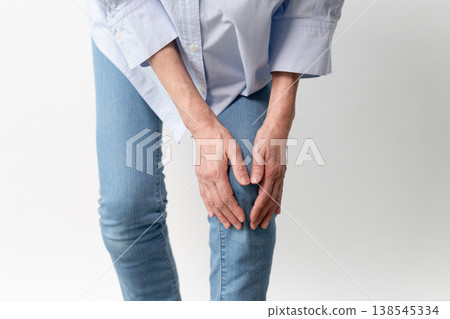 一位身著休閒服的老婦人站著——一張生活方式照片。 一位身著休閒服的老婦人站著——一張生活方式照片。 138545334