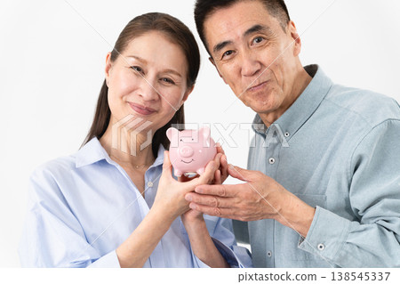 Standing poses of senior women and men in casual clothes: Lifestyle image 138545337