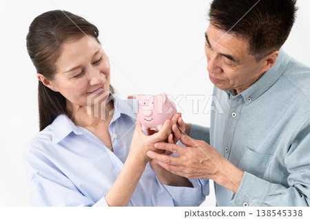老年男女身著休閒服的站姿：生活方式圖片 138545338