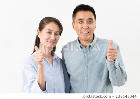 老年男女身著休閒服的站姿:生活方式圖片 老年男女身著休閒服的站姿:生活方式圖片 138545344