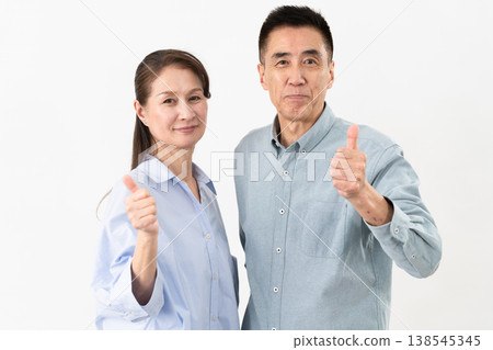 老年男女身著休閒服的站姿：生活方式圖片 138545345
