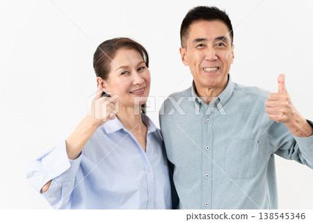 老年男女身著休閒服的站姿：生活方式圖片 138545346