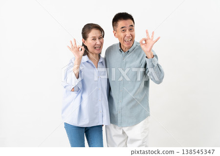 Standing poses of senior women and men in casual clothes: Lifestyle image Standing poses of senior women and men in casual clothes: Lifestyle image 138545347