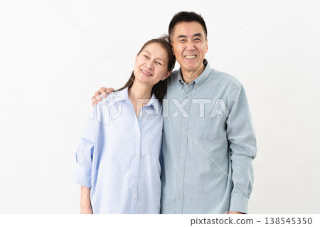Standing poses of senior women and men in casual clothes: Lifestyle image Standing poses of senior women and men in casual clothes: Lifestyle image 138545350