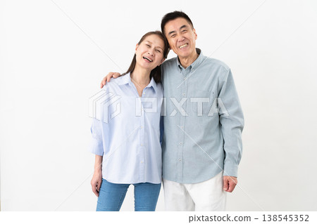老年男女身著休閒服的站姿：生活方式圖片 138545352