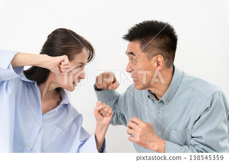 老年男女身著休閒服的站姿:生活方式圖片 老年男女身著休閒服的站姿:生活方式圖片 138545359