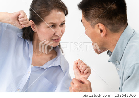 老年男女身著休閒服的站姿:生活方式圖片 老年男女身著休閒服的站姿:生活方式圖片 138545360