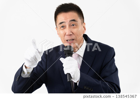 一位老人手持麥克風發表競選演說。 一位老人手持麥克風發表競選演說。 138545367