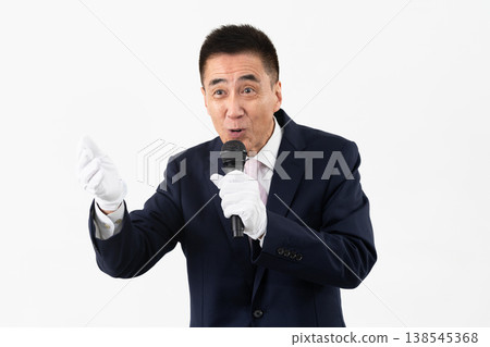 一位老人手持麥克風發表競選演說。 138545368