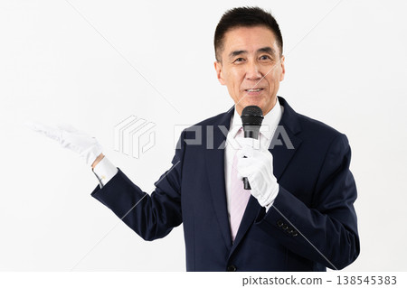 一位老人手持麥克風發表競選演說。 一位老人手持麥克風發表競選演說。 138545383