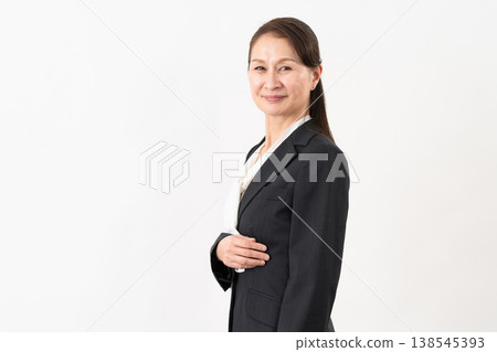 身著西裝的高級女性:商務形象 身著西裝的高級女性:商務形象 138545393