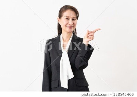 身著西裝的高級女性：商務形象 138545406