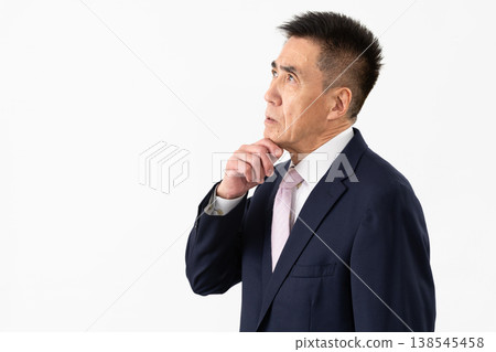身著西裝的老年男性:商務形象 身著西裝的老年男性:商務形象 138545458