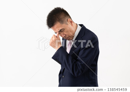 身著西裝的老年男性:商務形象 身著西裝的老年男性:商務形象 138545459